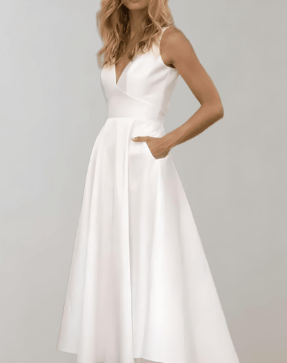 Minimalistisches weißes Brautkleid Astrid mit tiefem V-Ausschnitt und Taschen