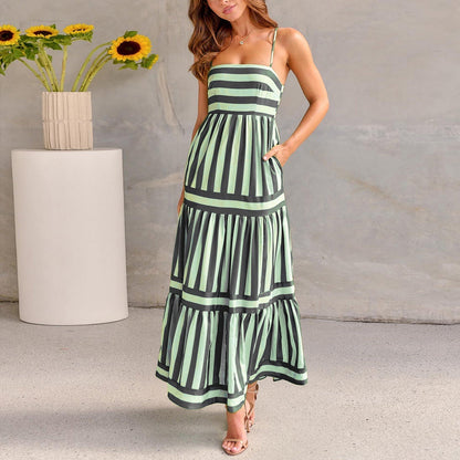 Modisches gestreiftes Maxikleid mit Taschen von Elarova: Quadratischer Ausschnitt, Rückenfrei, ideal für den Strandurlaub.