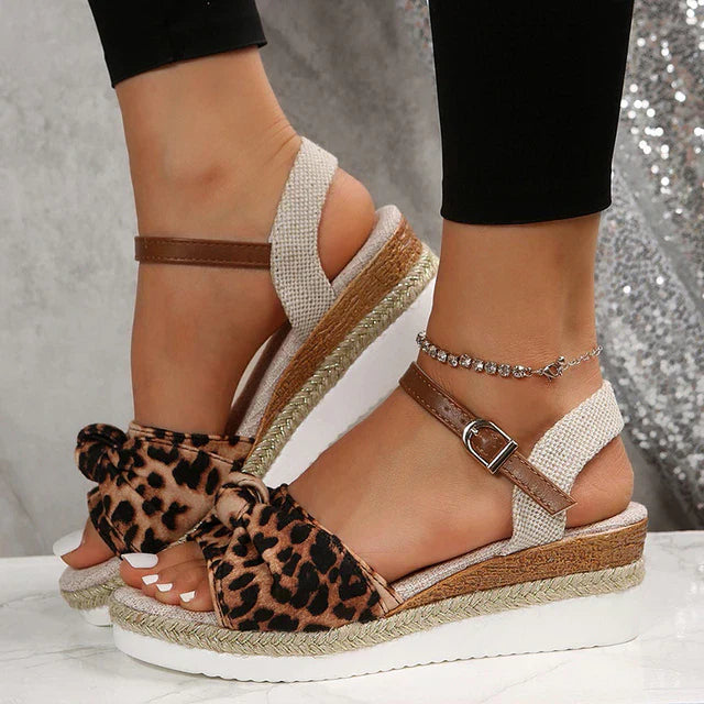 Orthopädische Sandalen ADRIANA mit Keil