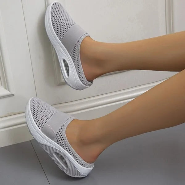 Orthopädische Sandalen mit Keilabsatz von Johanna