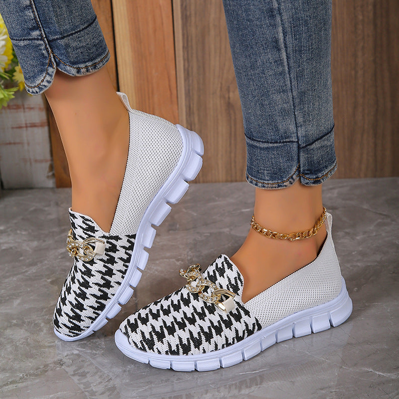 Sommerlicher Damenschuh: leicht, bequem, mit Strasskette