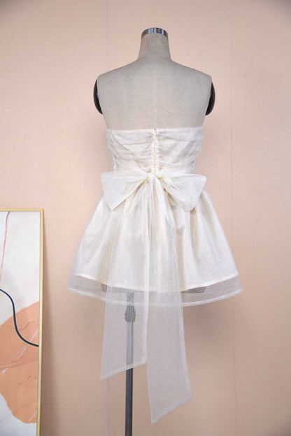 Sommerliches Spitzenkleid ohne Ärmel mit Rückenschleife von Elarova