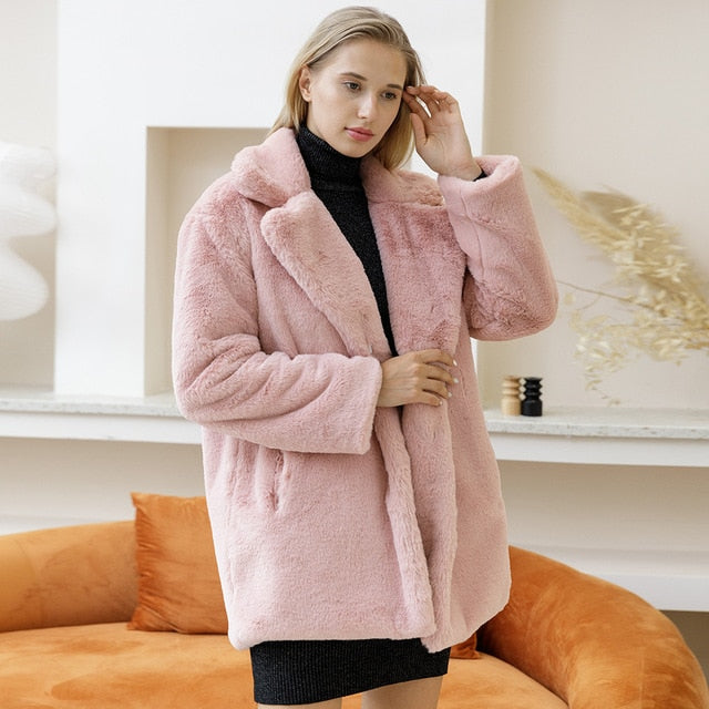 Stilvolle, weiße Winterjacke mit Kunstfell von Reiennaith