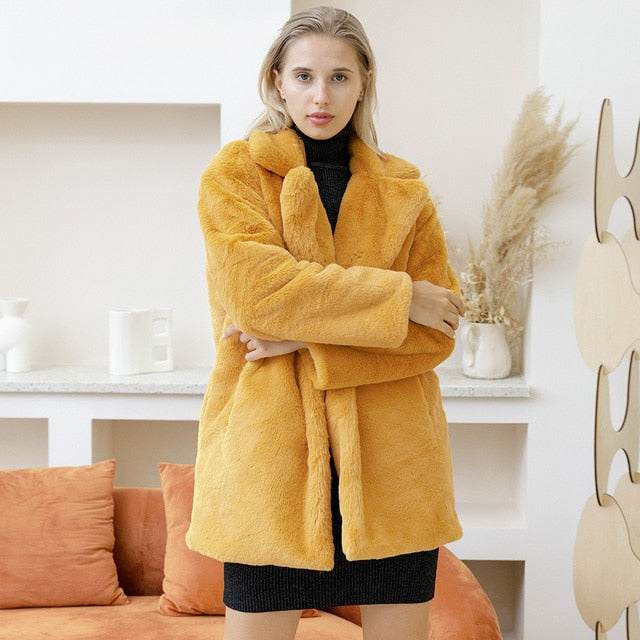 Stilvolle, weiße Winterjacke mit Kunstfell von Reiennaith