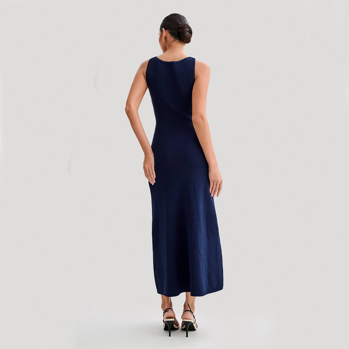 Stilvolles ärmelloses Strickkleid von Elarova mit modischem, schmalem Rundhalsausschnitt