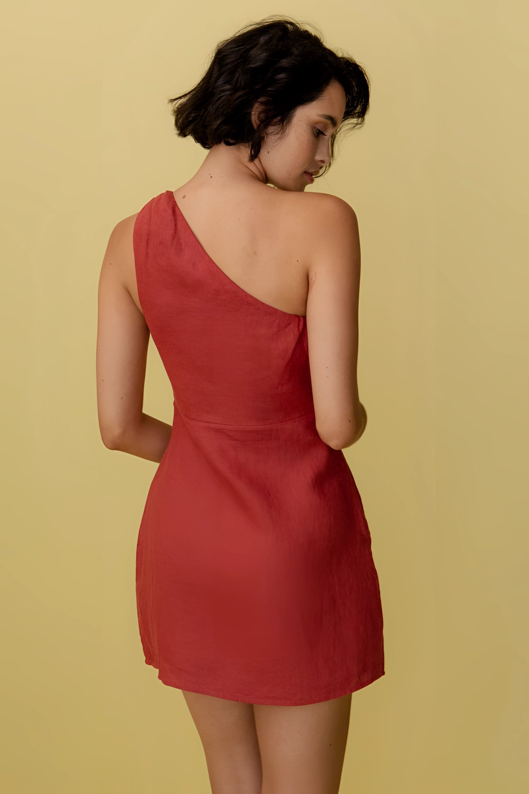 Terracottafarbenes Minikleid mit One-Shoulder-Ausschnitt für Sommer und Partys