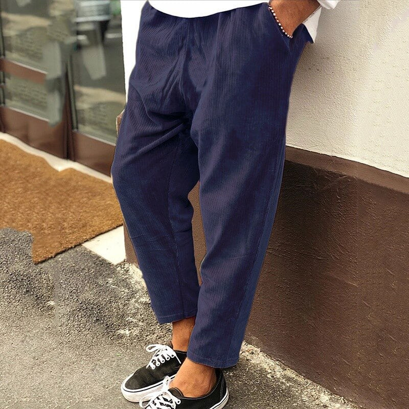 Unkomplizierte, lockere Männercordhose im Western-Stil