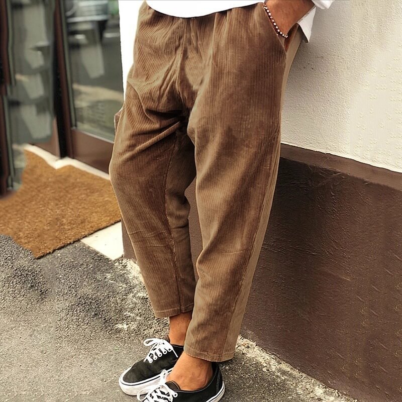 Unkomplizierte, lockere Männercordhose im Western-Stil