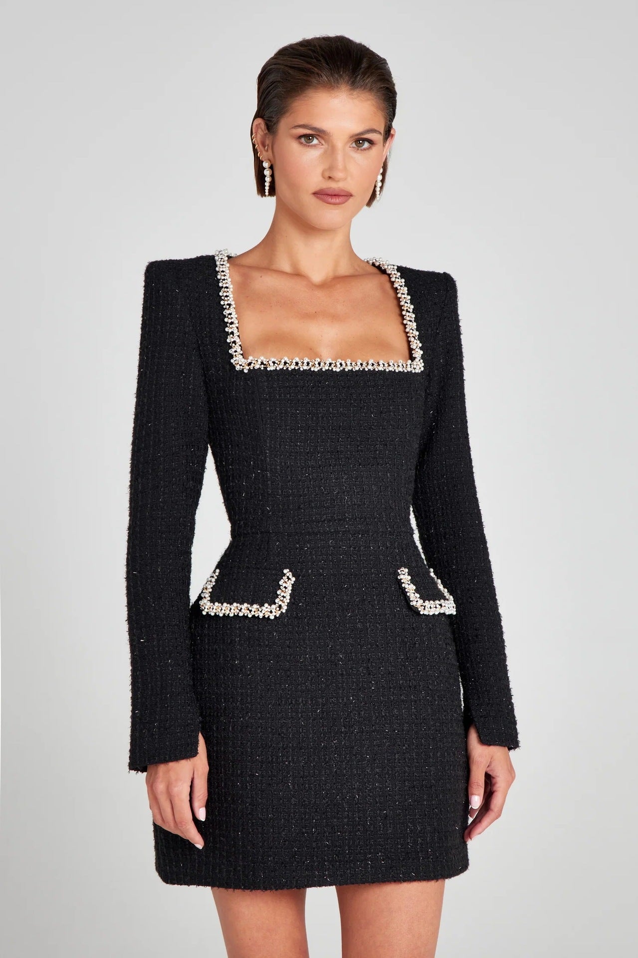 Victorias langes, klassisches Kleid mit Perlenärmeln