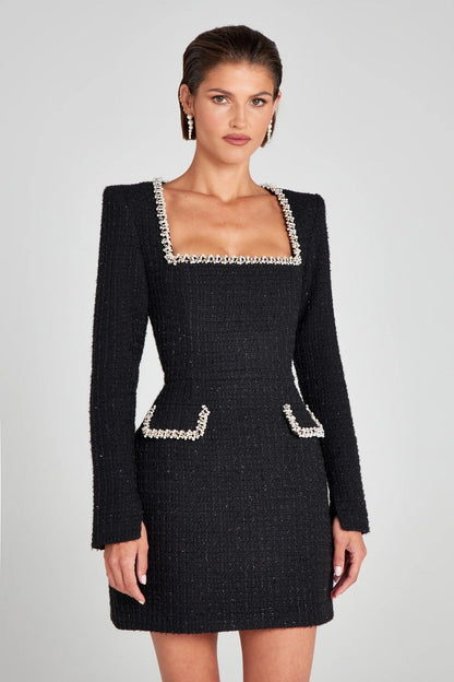 Victorias langes, klassisches Kleid mit Perlenärmeln