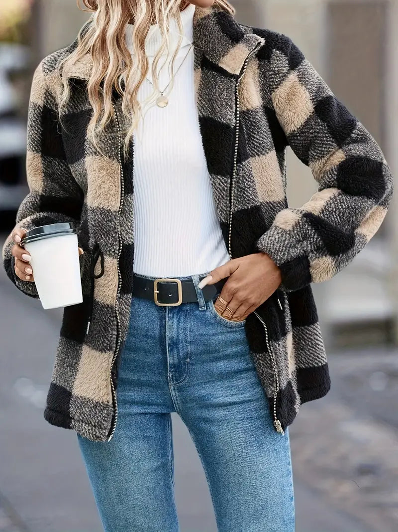 Warme Shilari Teddyjacke mit Karo-Muster und Knopfleiste