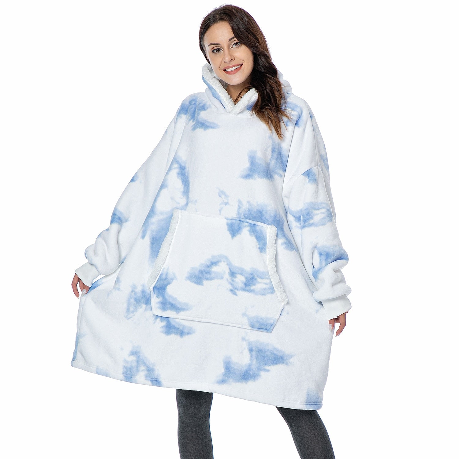 Frau in blau-weißem Oversize-Hoodie-Decke, gemütlich, warm, modisch, Kängurutasche.