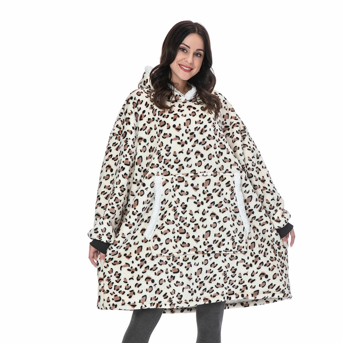 Frau in übergroßem Leopardenmuster-Hoodie, gemütlich, warm, modisch, Winterkleidung.